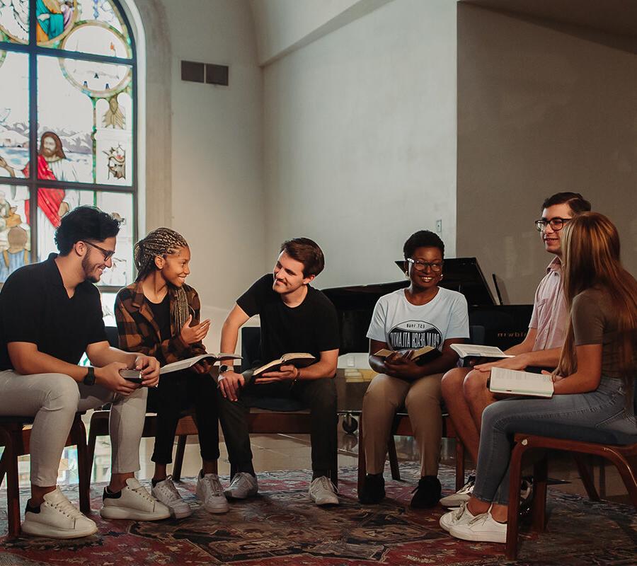 基督教研究和社区发展专业的学生在教堂里一起读书.